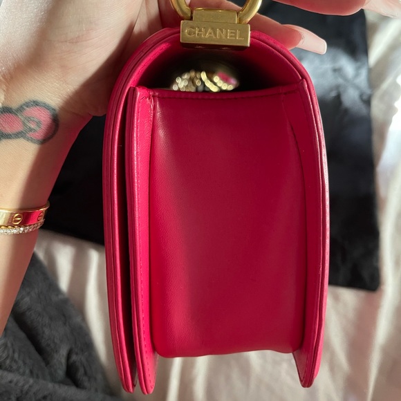 CHANEL Le Boy Old Medium Fuchsia - Picture 8 of 13